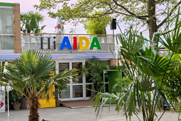 Aktuelle Pressemeldung: Fernweh pur zum 837. HAFENGEBURTSTAG HAMBURG: AIDA Cruises pr&auml;sentiert sich mit drei Schiffen und gro&szlig;er Urlaubswelt an Land