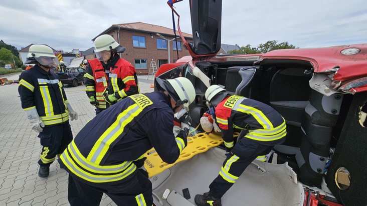 FFW Schiffdorf: Gemeindefeuerwehr trainiert Zusammenarbeit für schwere Verkehrsunfälle