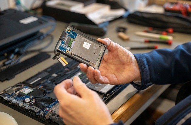 Refurbed Marketplace GmbH: Refurbishment? Zwei von drei Schweizer:innen haben keine Ahnung / Repr&auml;sentative Umfrage zeigt Wissensl&uuml;cken in der Schweiz