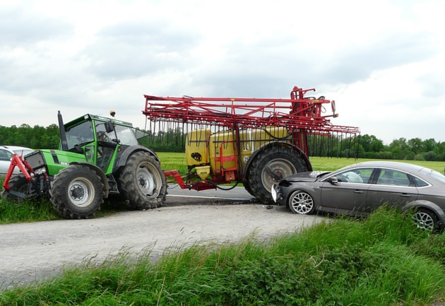 POL-NI: Mit über 100 km/h gegen einen Traktor