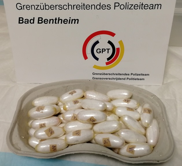 BPOL-BadBentheim: Körperschmuggler mit rund 500 Gramm Kokain im Bauch erwischt / Grenzüberschreitendes Polizeiteam beschlagnahmt Drogen im Wert von circa 35.000,- Euro.