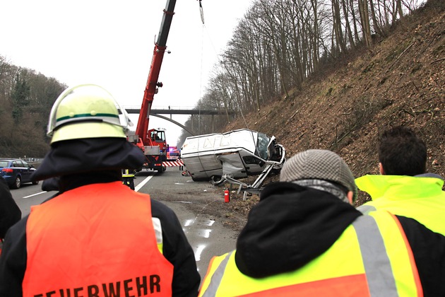 FW-E: Alleinunfall eines Transporters, Fahrer schwer verletzt