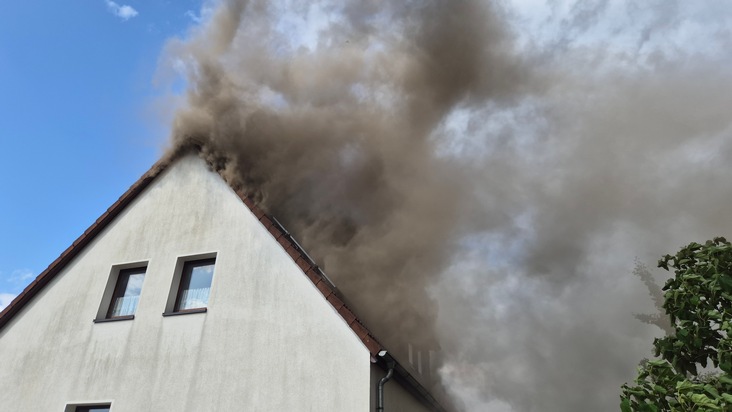 FW Südheide: Schuppenbrand greift auf Dachstuhl über-Feuerwehren in Hermannsburg im Großeinsatz