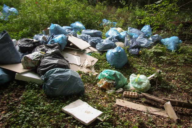 POL-GI: Zeugenaufruf nach illegaler Müllentsorgung - 50 Müllsäcke auf Parkplatz abgelagert