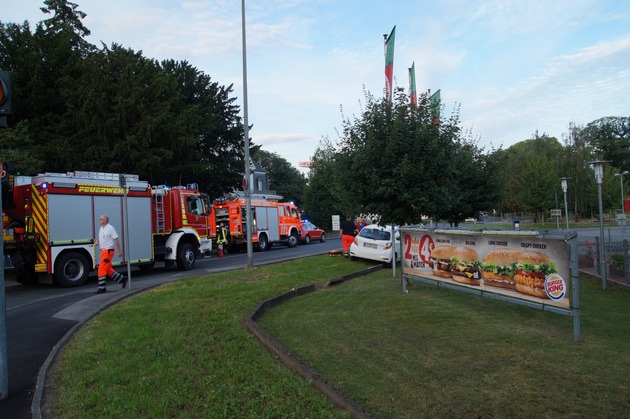 FW Menden: Verkehrsunfall - Zwei PKW kollidieren im Kreuzungsbereich