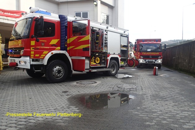 FW-PL: OT-Stadtmitte. Bei Umladearbeiten mit Warenpalette Sprinklerkopf abgerissen. Mehrere hundert Liter Wasser ergossen sich ins Warenlager eines Kaufhauses.