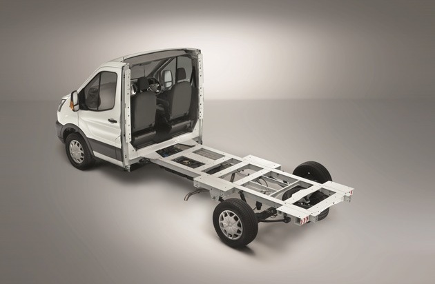 Ford-Werke GmbH: Neues Ford Transit Tiefrahmenfahrgestell: niedriger Laderaumboden, bis zu 200 Kilogramm zusätzliche Nutzlast
