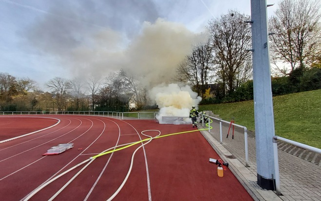 FW-EN: Brand eines Hochsprungkissens auf dem Sportplatz am Ochsenkamp