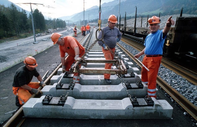 Die Swiss Track Systems AG (STS) baut in Frutigen eine schotterlose Bahn-Teststrecke