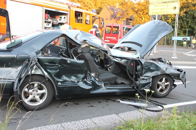 POL-D: Meldung von heute zur A 3 - Fotos des beschädigten Mercedes