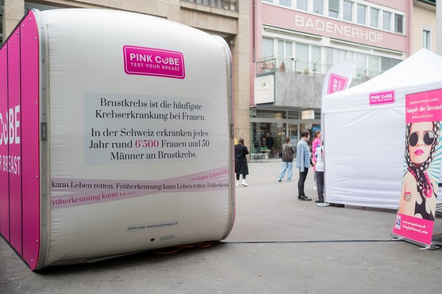 Medienmitteilung und Fotos: Brustkrebs-Aufklärungsaktion mit kostenloser Tastuntersuchung im PINK CUBE heute und morgen in Baden