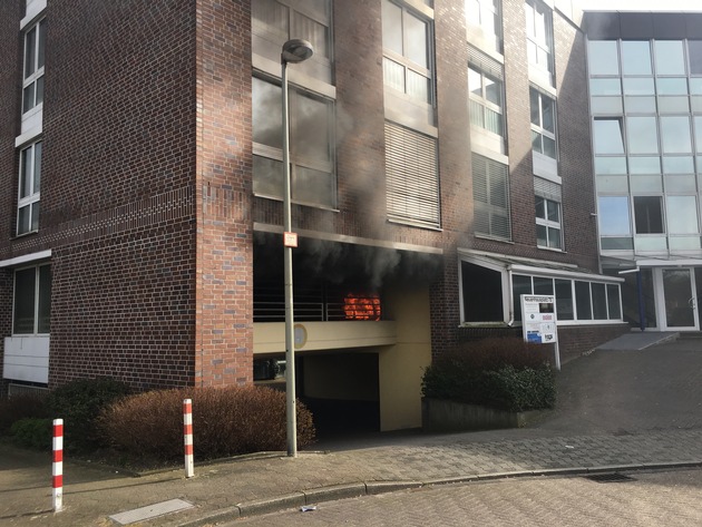 FW-Erkrath: Pkw-Brand in einem Parkhaus