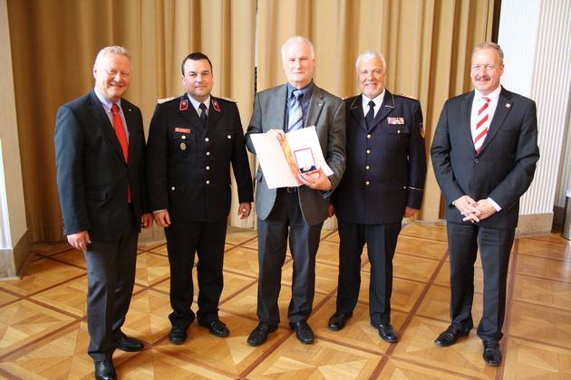 Engagement der öffentlichen Versicherer gewürdigt / Deutsches Feuerwehr-Ehrenkreuz für Ulrich-Bernd Wolff von der Sahl (FOTO)