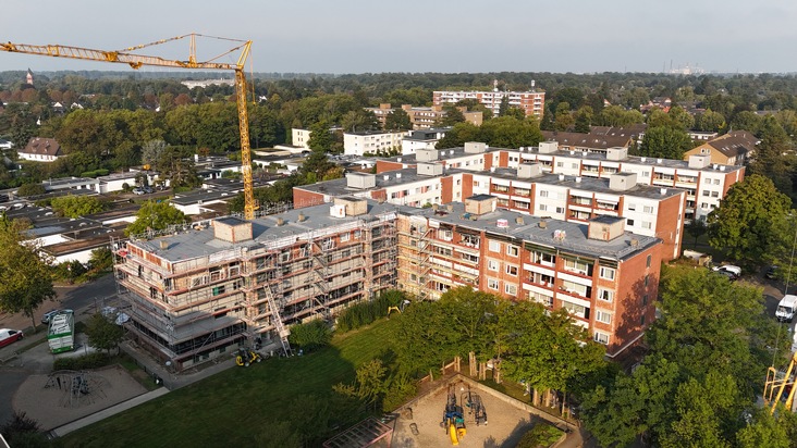 Rheinwohnungsbau realisiert eine der größten seriellen Sanierungen in Deutschland: Erster Bauabschnitt in Urdenbach