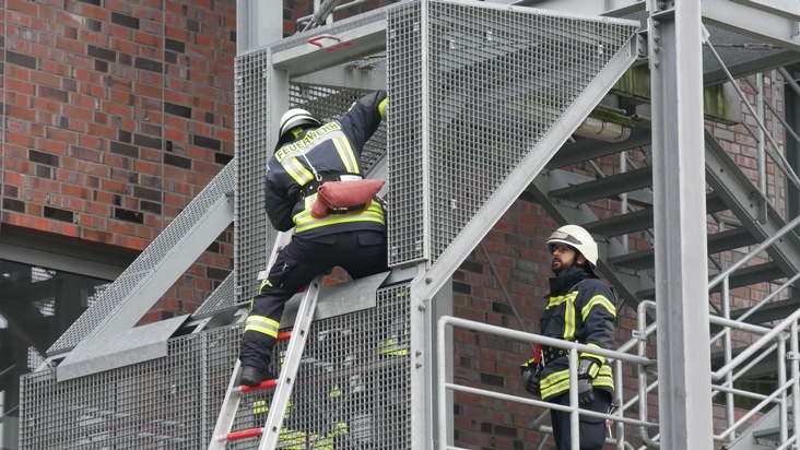 FW Celle: 22 neue Feuerwehrleute ausgebildet - Truppmannausbildung Teil 1 in Celle abgeschlossen