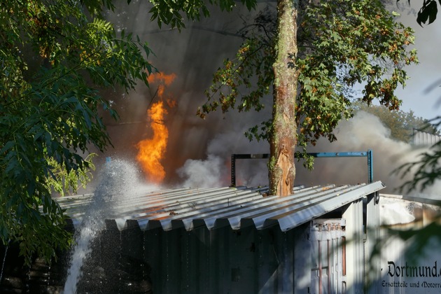 FW-DO: Feuer in Lütgendortmund/Motorradwerkstatt im Vollbrand