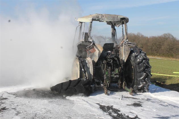 POL-PDMY: Weiler - Brand eines Traktors auf der L 97 (40.000 EUR Schaden)