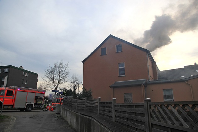 FW-E: Zimmerbrand in zweieinhalbgeschossigen Wohn- und Geschäftshaus, keine Verletzten