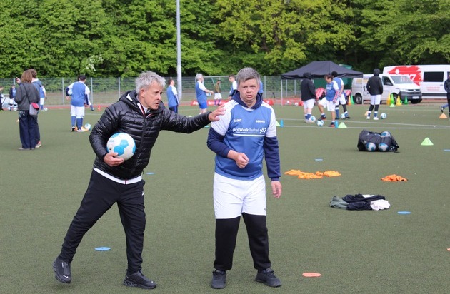 Bodelschwinghsche Stiftungen Bethel: Wertvolle Tipps von Pierre Littbarski und Guido Buchwald: Zwei Weltmeister trainieren beim Betheler Fu&szlig;ballcamp