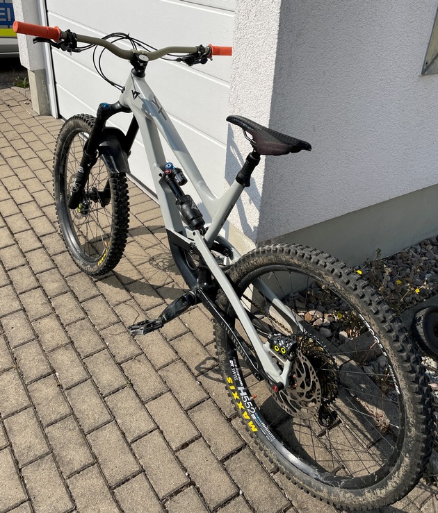 LPI-J: Gestohlenes Fahrrad an rechtmäßigen Eigentümer übergeben - Polizei sucht Besitzer eines weiteren Fahrrades