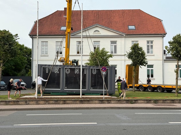 POL-EL: Lingen - &quot;Ikonium&quot; kehrt zurück vor das Polizeigebäude (Fotos)