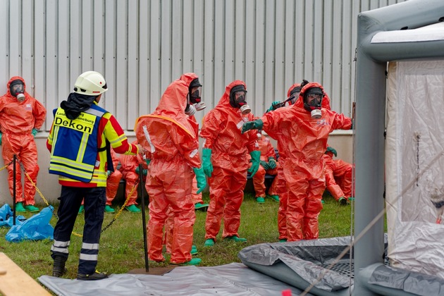 FW Lüchow-Dannenberg: +++ Großeinsatz bei Industrieunternehmen in Dannenberg +++ Feuerwehr kämpft stundenlang gegen Gefahrstoffaustritt +++