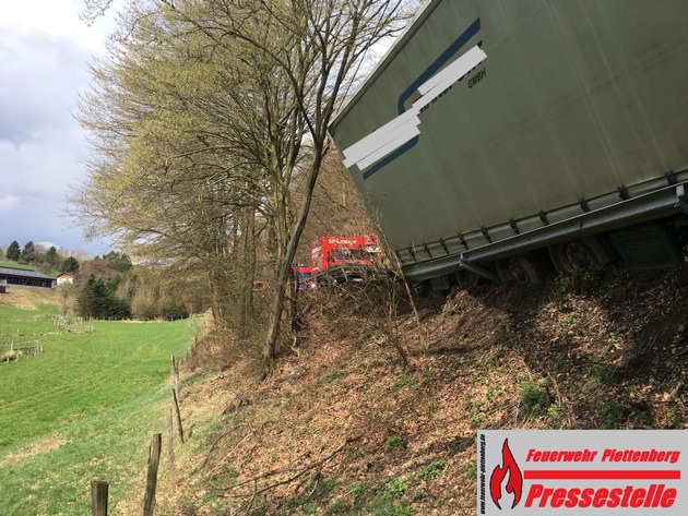 FW-PL: Plettenberger Feuerwehr bei Einsatz in Herscheid. LKW-Unfall nach Ausweichmanöver. Knapp 900 Liter drohten auszulaufen. Bergung des Sattelzuges kompliziert. L696 voll gesperrt.