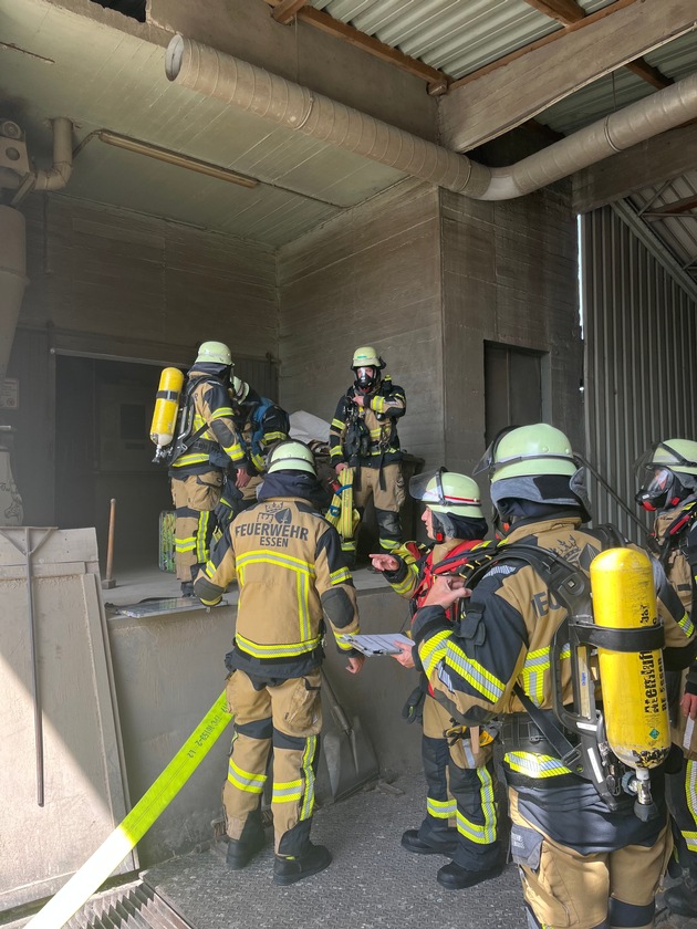 FW-E: Langanhaltender Brandeinsatz in Getreidemühle - Glutnester erschweren Löscharbeiten