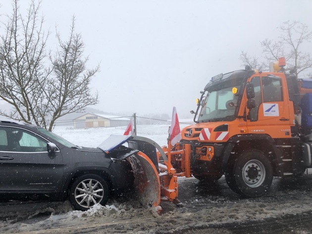 POL-PDWIL: Wintereinbruch und Schneefall im Vulkaneifelkreis führt zu liegen gebliebenen Fahrzeugen und Unfällen