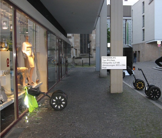 POL-HI: Segway fährt in Schaufensterscheibe