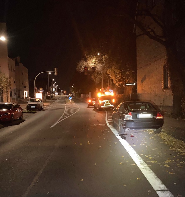 POL-BI: Betrunken gegen einen geparkten PKW gefahren