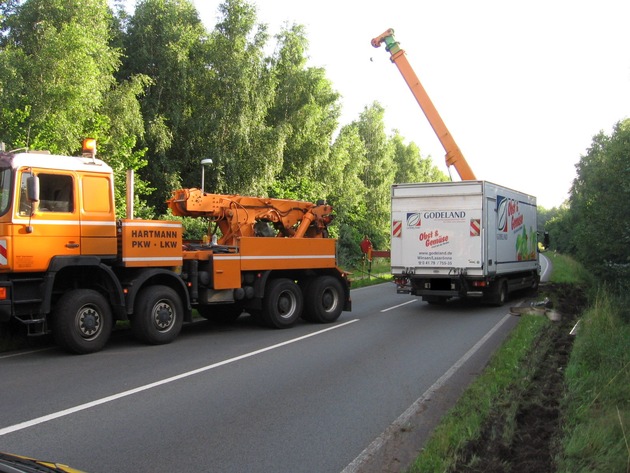 POL-WL: Lkw rutscht in den Graben ++ Fußgänger mit Spiegel gestreift und davongefahren ++ Zwei Fahrer unter Alkoholeinwirkung ++ und weitere Meldungen