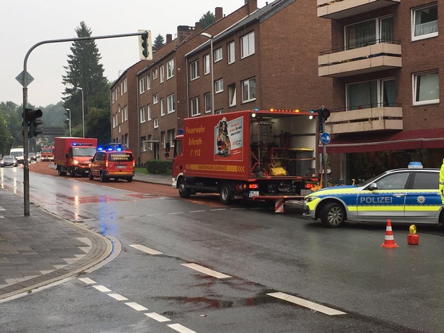 FW-Erkrath: Großflächige Kraftstoffverunreinigung sorgt für Verkehrsbehinderungen