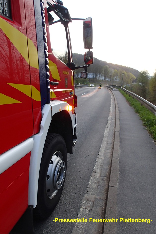 FW-PL: OT-Plettenberg Kahley. Ölspur nach Motorschaden auf der B 236.