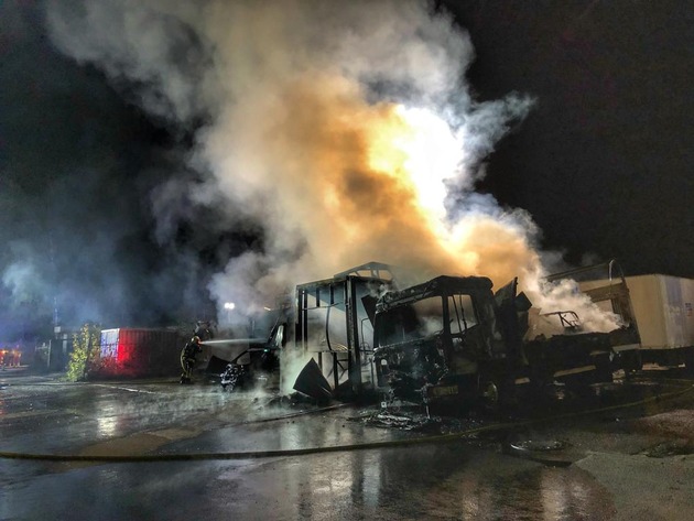 FW-GE: Nächtlicher Großeinsatz in Gelsenkirchen-Ückendorf / Feuer auf Gelände einer Kfz-Werkstatt zerstört mehrere Lkw und Pkw. Personen kamen nicht zu Schaden