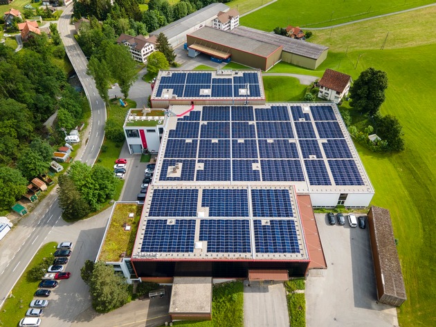 Medienmitteilung: Tisca und SAK nehmen gemeinsam grosse Photovoltaikanlage auf Tisca-Gebäude in  Urnäsch in Betrieb