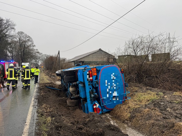 POL-STD: Tankwagen kommt von der Stra&szlig;e ab und landet im Graben - Landesstra&szlig;e 123 mehrere Stunden gesperrt