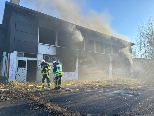 FW-BO: Feuer in einem leerstehenden Industriegebäude in Westenfeld