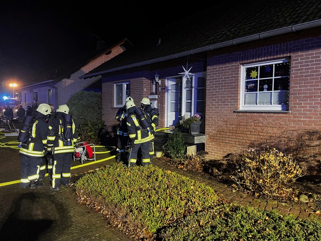 FW Borgentreich: Kellerbrand in einem Wohnhaus in Manrode. Fünf Verletzte wurden in Krankenhäuser verbracht.