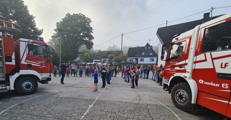 FW-OE: Feuerwehr zu Besuch in der Grundschule