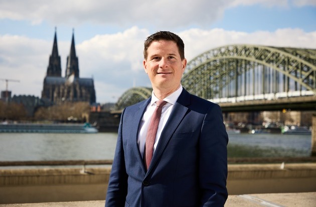 DEVK-Vorstand Dr. Michael Zons kümmert sich um das Kundenressort
