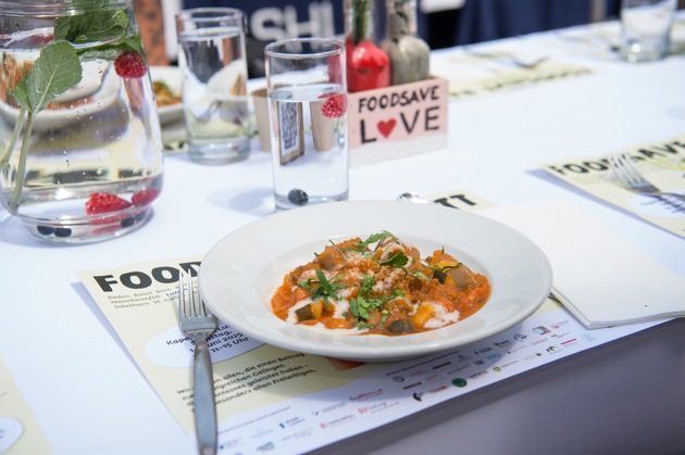 20 Orte feiern Festessen aus geretteten Lebensmitteln