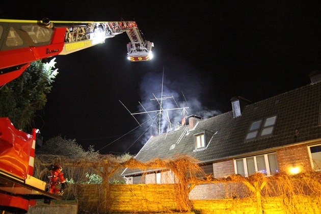 FW Mettmann: Vollalarm für die Feuerwehr Mettmann wegen eines Dachstuhlbrandes
