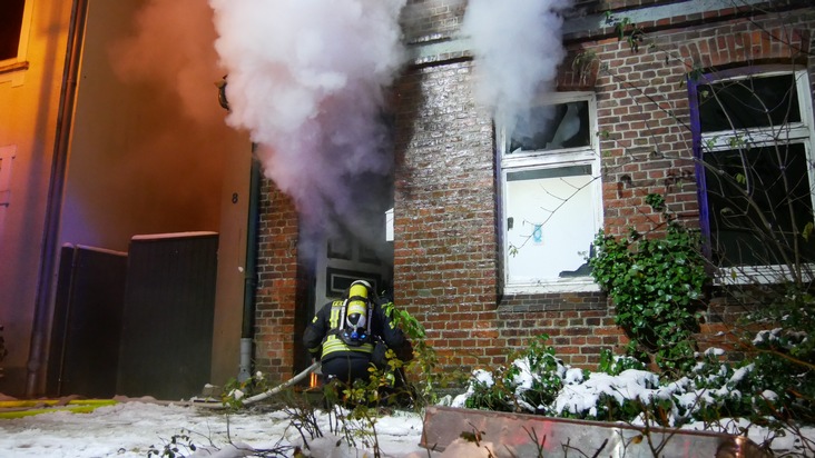 FW Celle: Haupt- und Nebengebäude brennen in Celle
