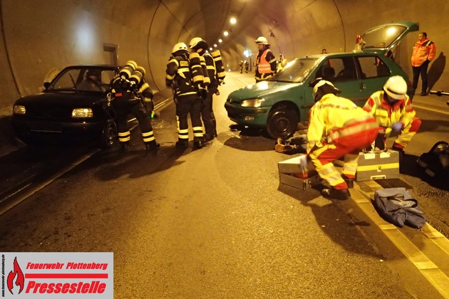 FW-PL: OT-Stadtmitte. Zwei PKW kollidieren im Hestenbergtunnel und geraten in Brand. Turnusmäßige Übung der Feuerwehr erfolgreich beendet.