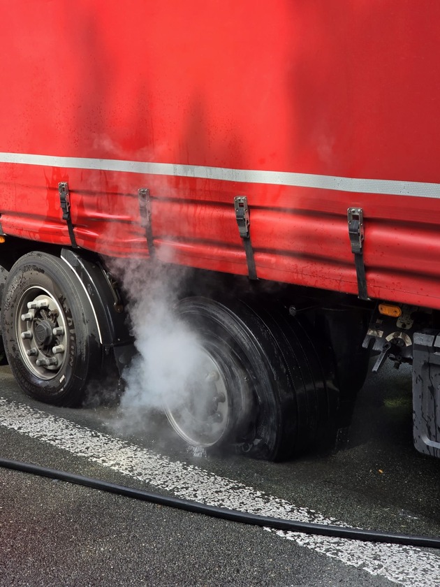 FW-WRN: Gemeldeter LKW-Brand auf der Bundesautobahn 1 in Fahrtrichtung Bremen