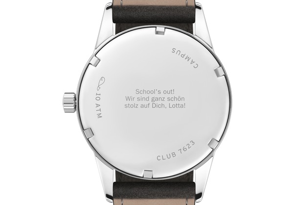 Das ideale Geschenk zum Abitur oder Studienabschluss / Club Campus ist die Einstiegsuhr von NOMOS Glashütte / Jetzt gibt es sie in den Farben Starlight (leuchtendes Gelb) und Night Sky (tiefes Blau)