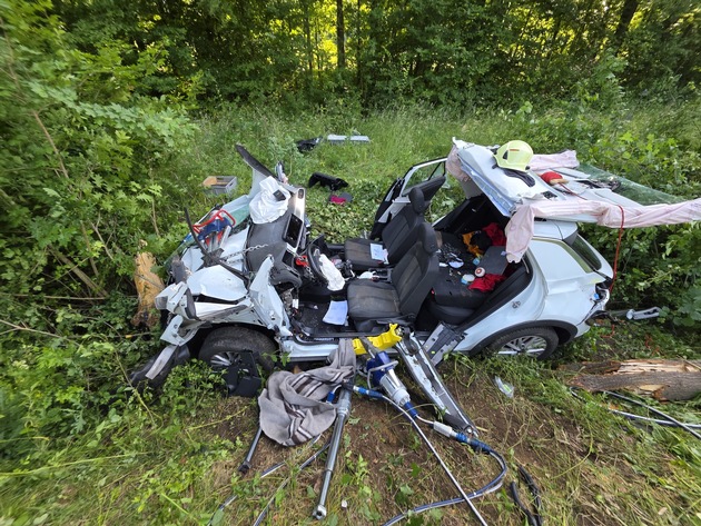 FW Grevenbroich: Feuerwehr Grevenbroich rettet Schwerverletzten aus Autowrack
