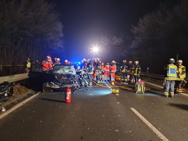 FW-Kiel: Ein schwerer Verkehrsunfall mit mehreren beteiligten PKW forderte die Einsatzkräfte in Kiel