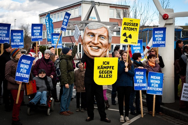 Bürgerprotest gegen Seehofers Energiepolitik / Seehofer-Puppe kämpft gegen Windrad und Strommast / Campact-Aktion am Rande einer CSU-Veranstaltung (FOTO)